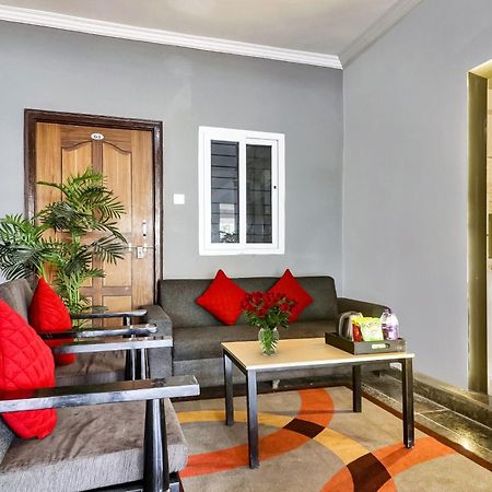 Super Townhouse Rcc Blizz Hotell Kondapur  Exteriör bild