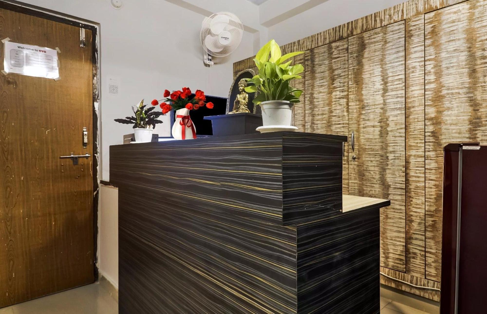 Super Townhouse Rcc Blizz Hotell Kondapur  Exteriör bild