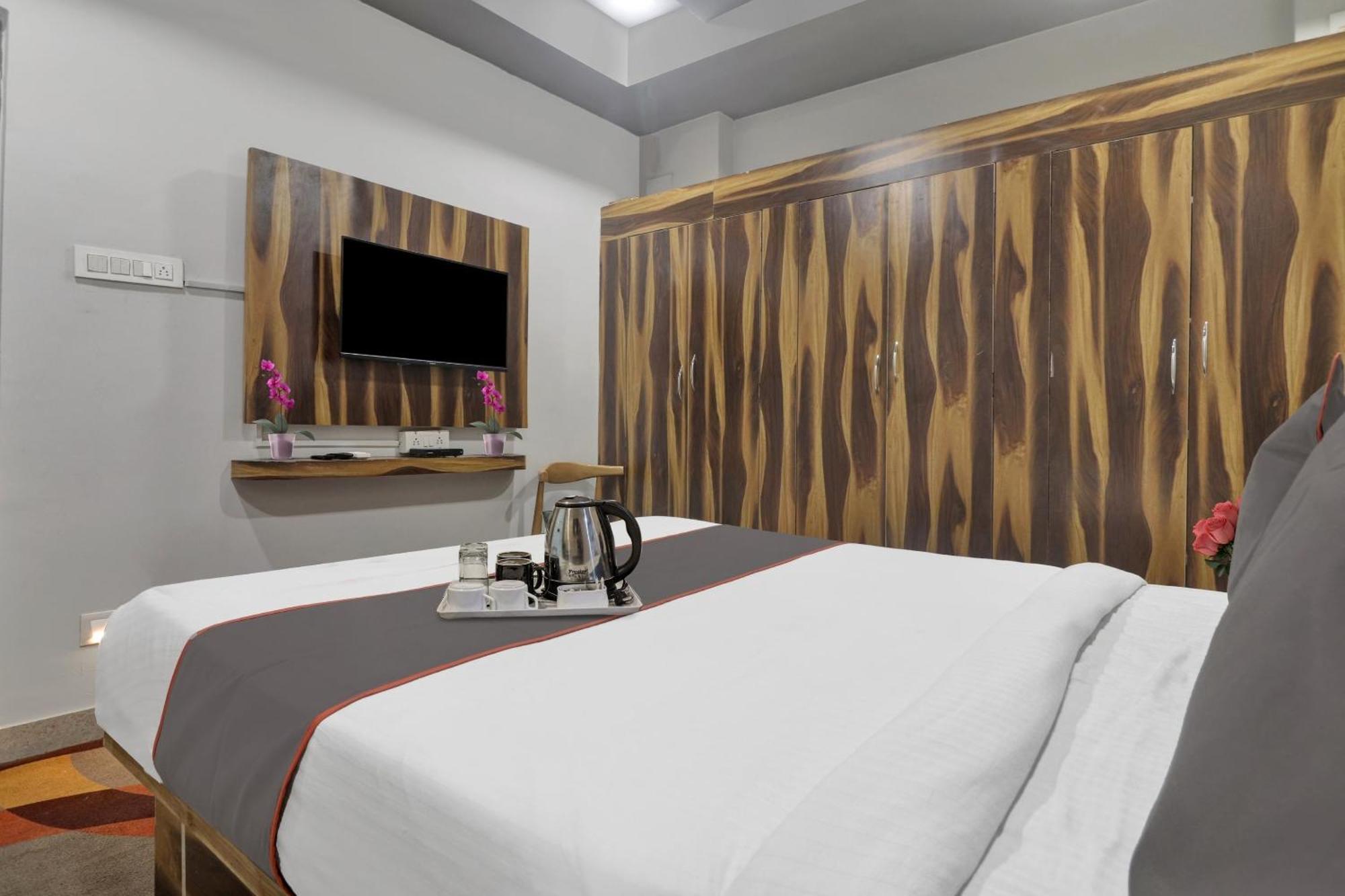Super Townhouse Rcc Blizz Hotell Kondapur  Exteriör bild