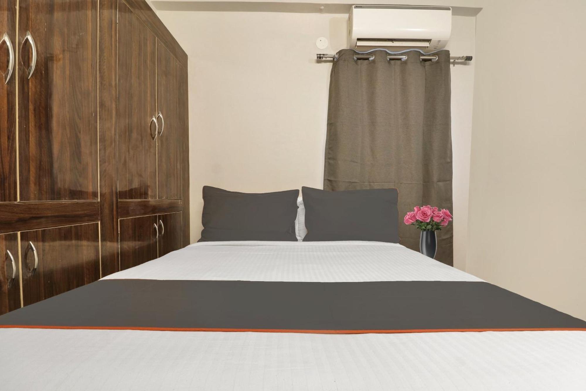 Super Townhouse Rcc Blizz Hotell Kondapur  Exteriör bild
