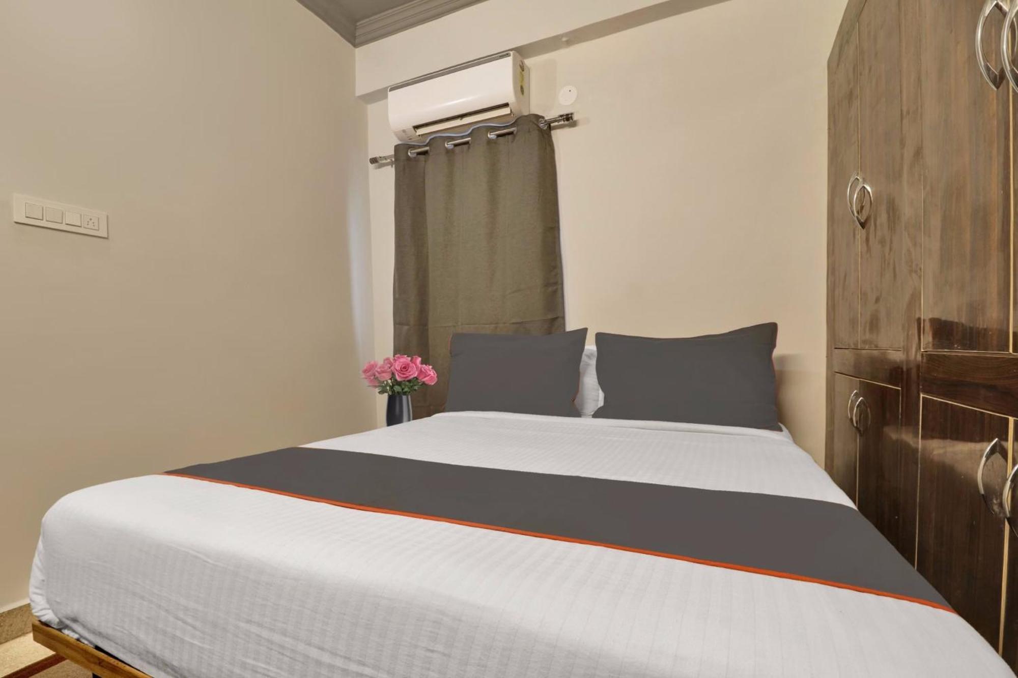 Super Townhouse Rcc Blizz Hotell Kondapur  Exteriör bild