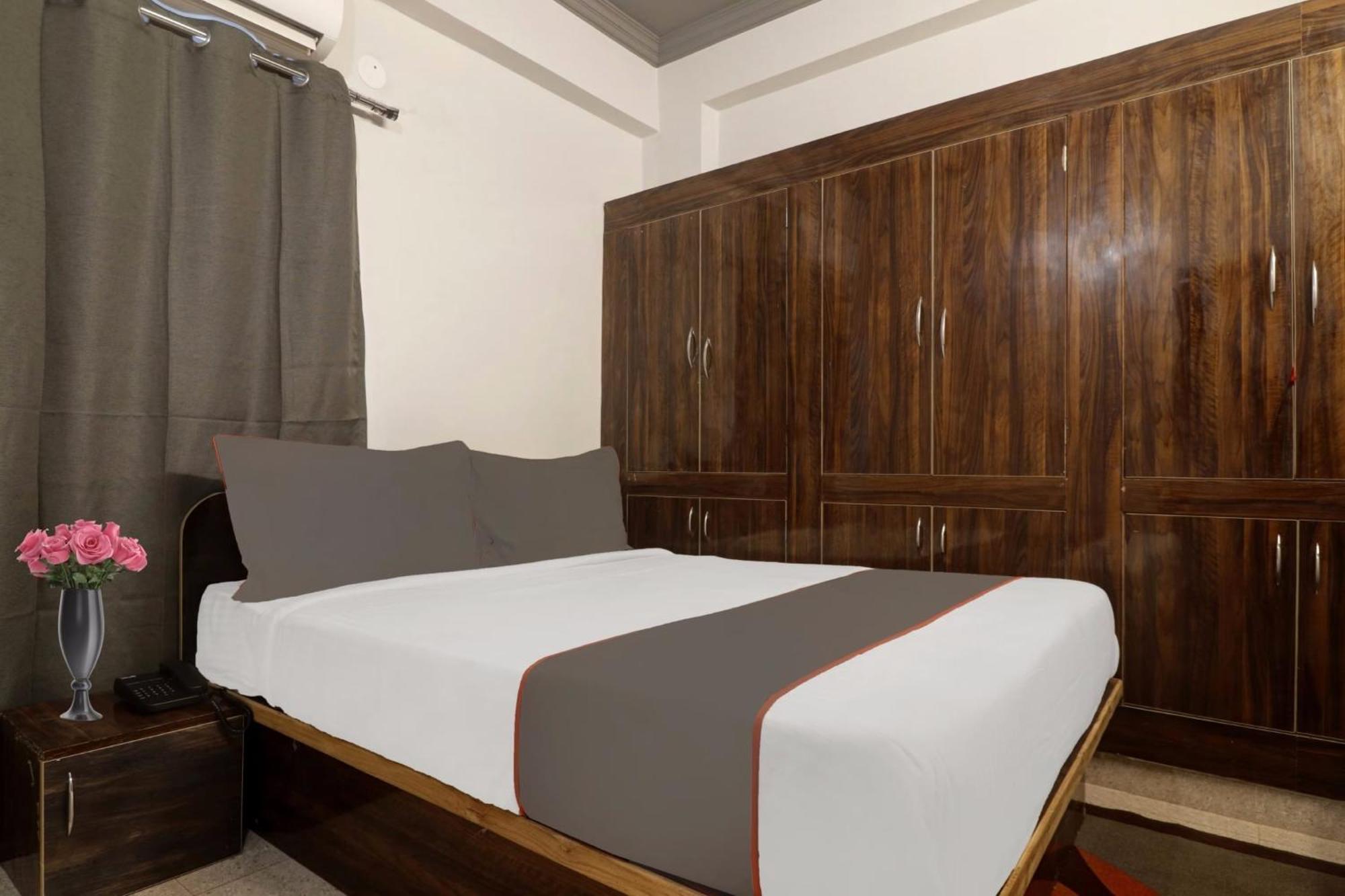 Super Townhouse Rcc Blizz Hotell Kondapur  Exteriör bild