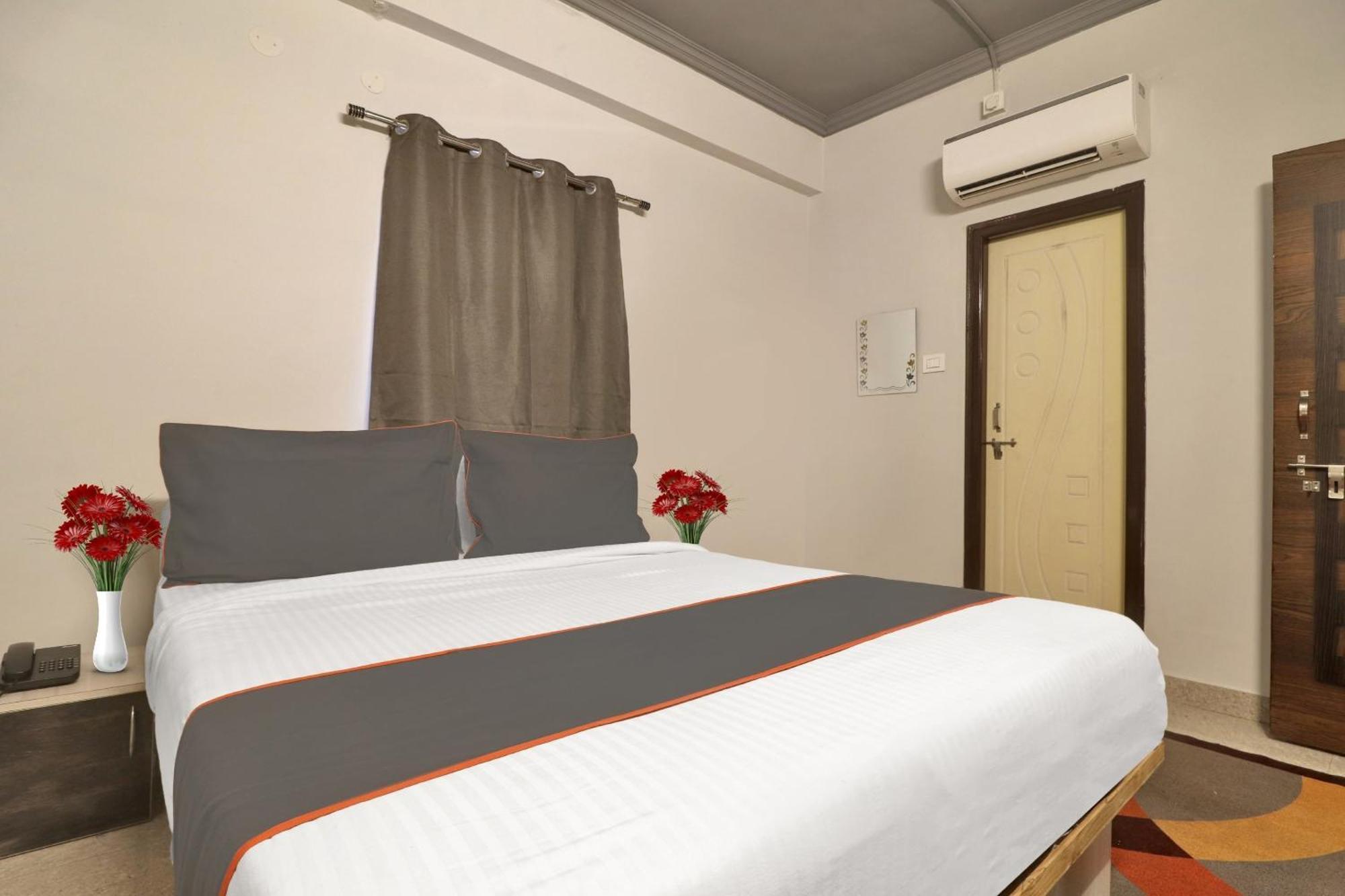 Super Townhouse Rcc Blizz Hotell Kondapur  Exteriör bild