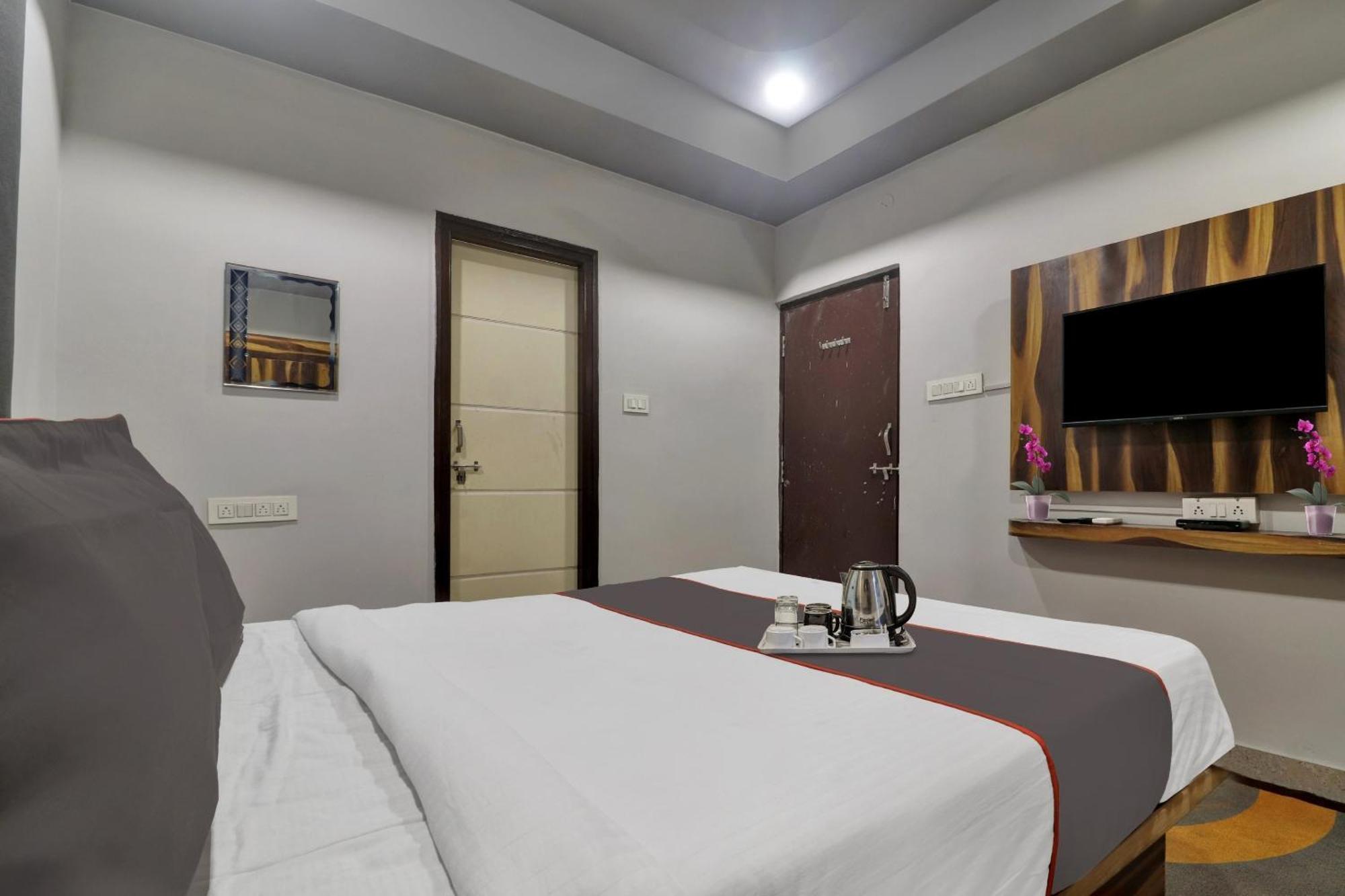 Super Townhouse Rcc Blizz Hotell Kondapur  Exteriör bild