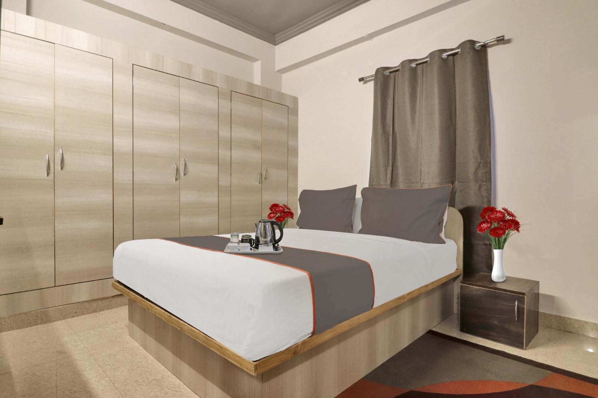 Super Townhouse Rcc Blizz Hotell Kondapur  Exteriör bild