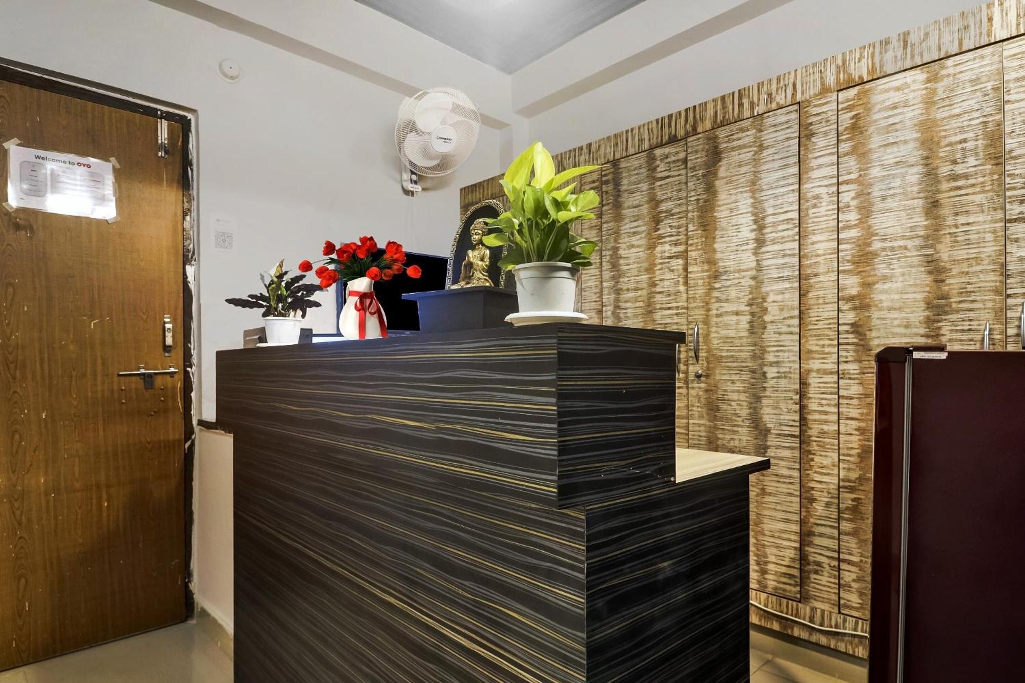 Super Townhouse Rcc Blizz Hotell Kondapur  Exteriör bild