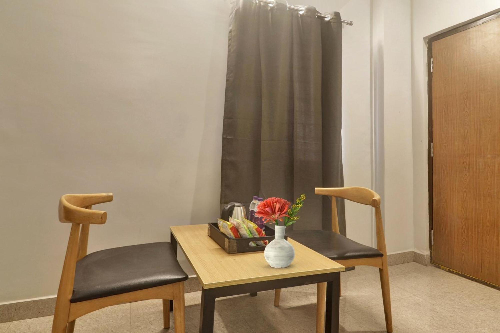Super Townhouse Rcc Blizz Hotell Kondapur  Exteriör bild