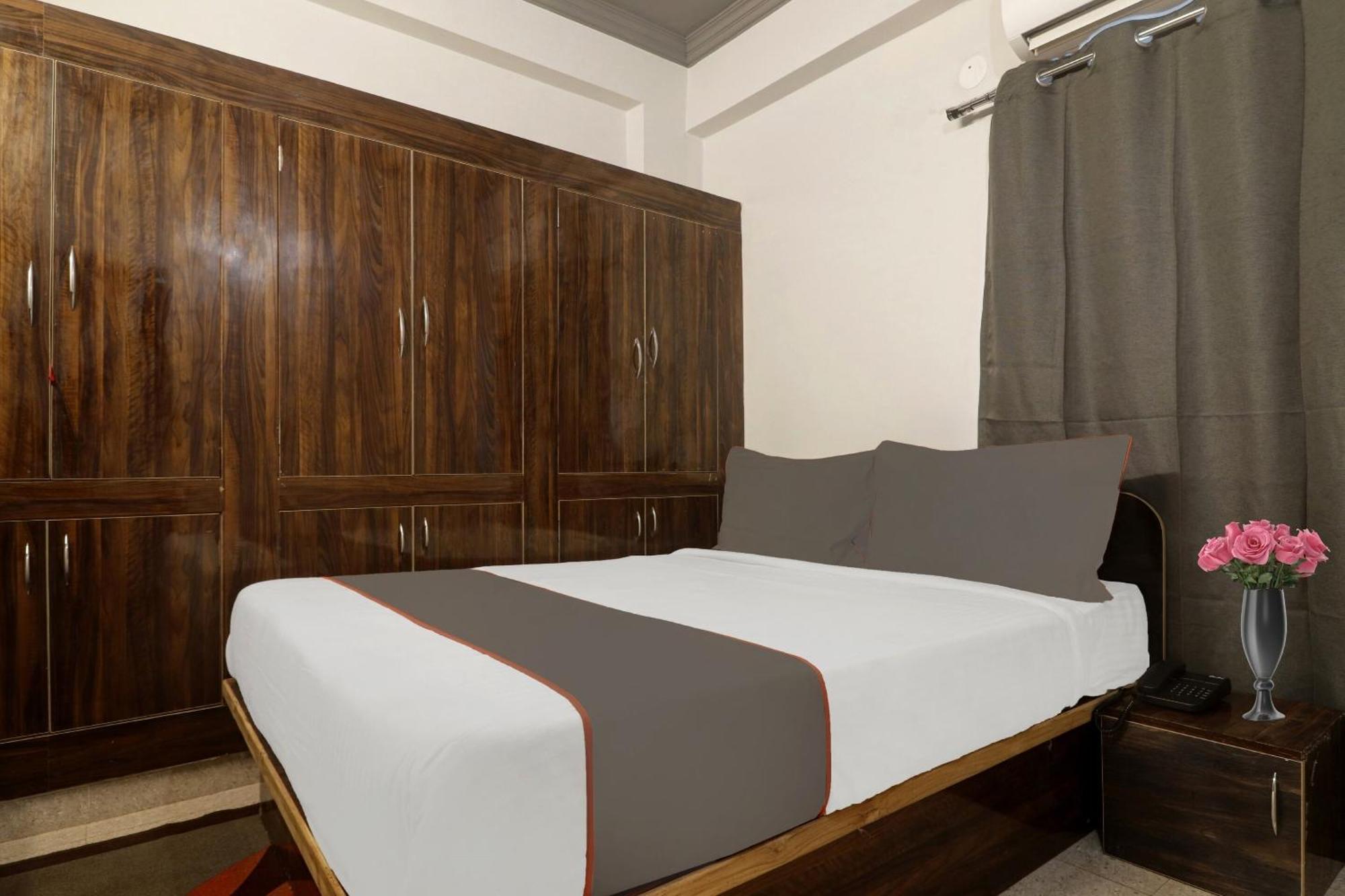Super Townhouse Rcc Blizz Hotell Kondapur  Exteriör bild