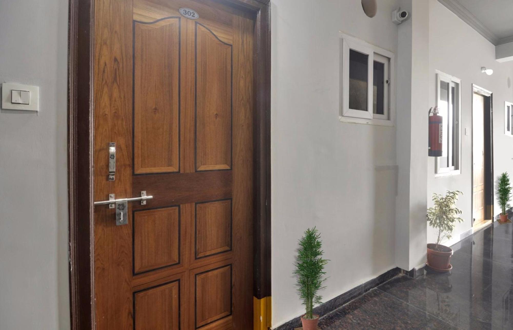Super Townhouse Rcc Blizz Hotell Kondapur  Exteriör bild