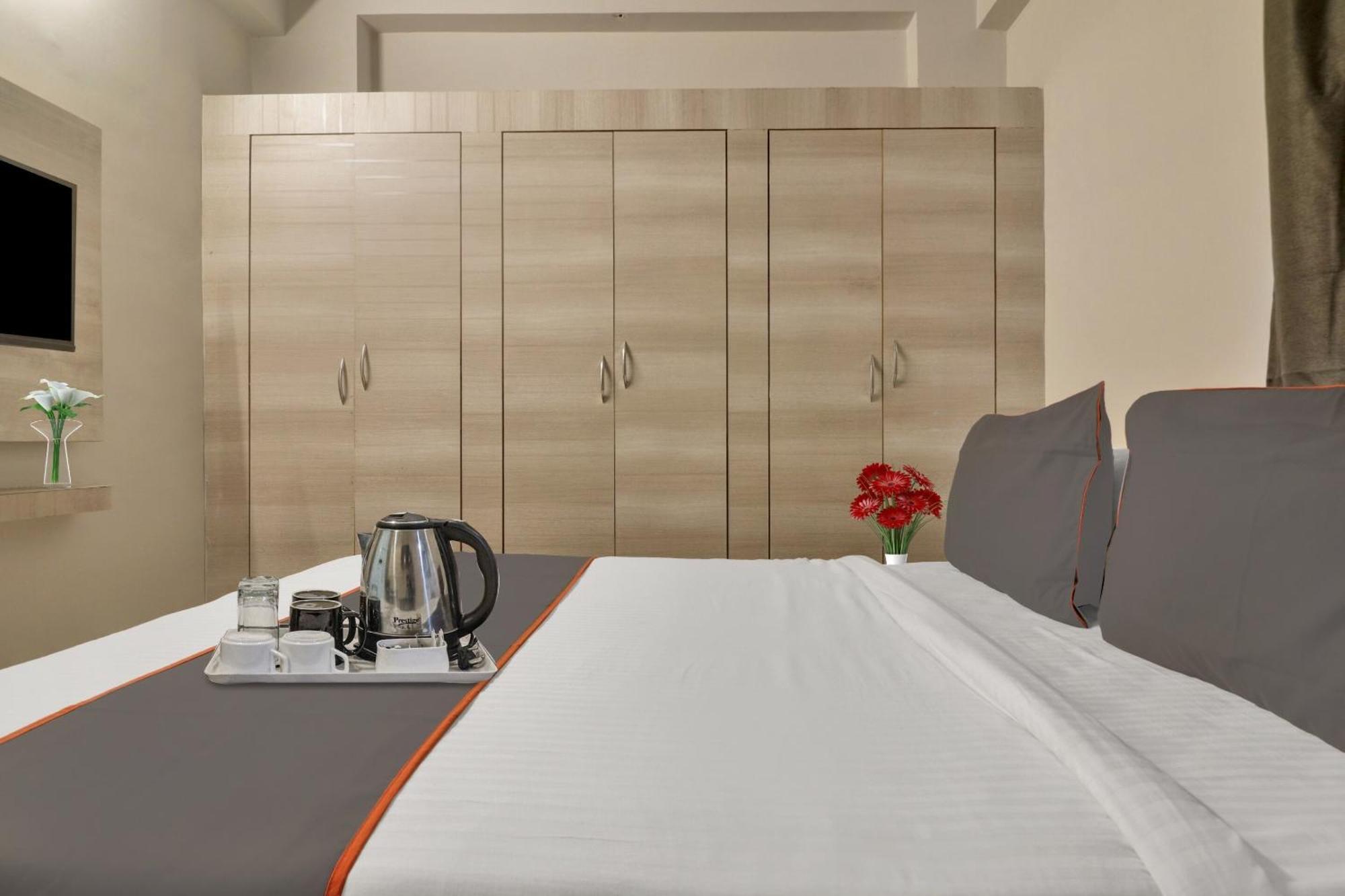 Super Townhouse Rcc Blizz Hotell Kondapur  Exteriör bild