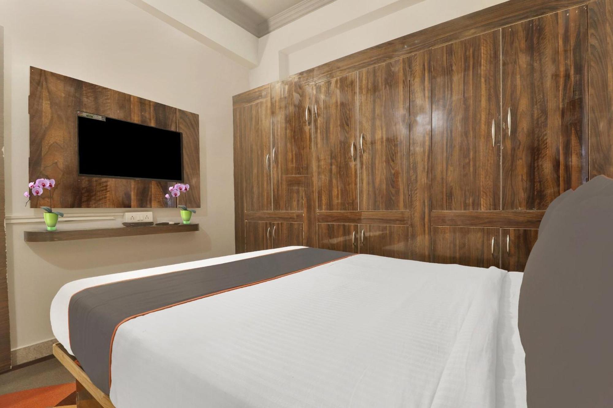 Super Townhouse Rcc Blizz Hotell Kondapur  Exteriör bild