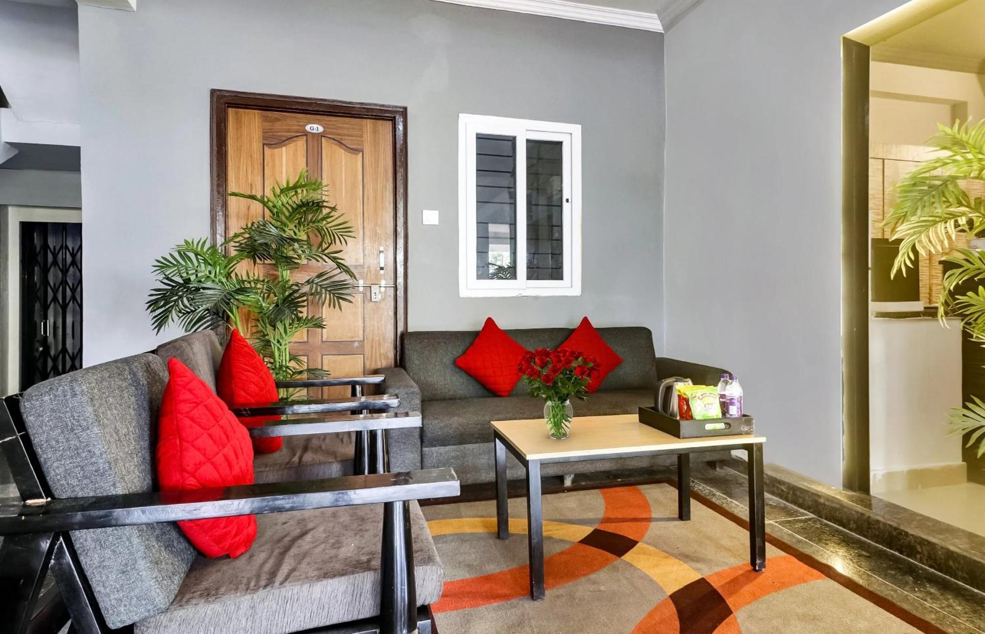 Super Townhouse Rcc Blizz Hotell Kondapur  Exteriör bild