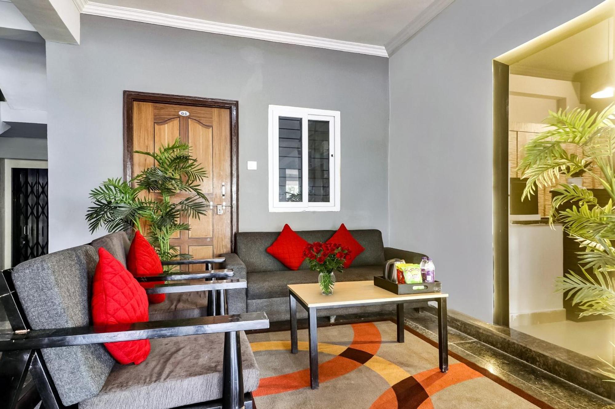 Super Townhouse Rcc Blizz Hotell Kondapur  Exteriör bild