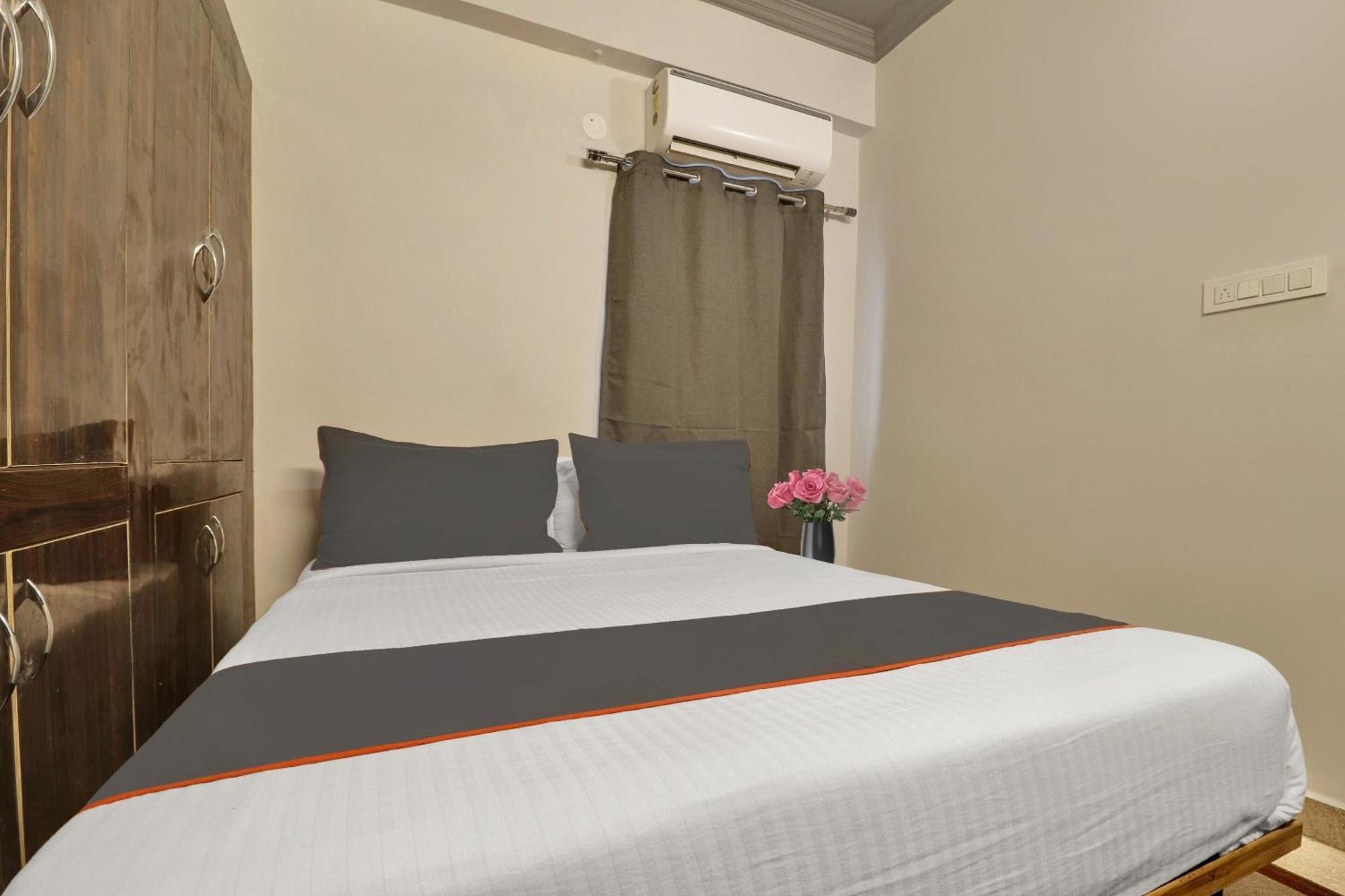 Super Townhouse Rcc Blizz Hotell Kondapur  Exteriör bild