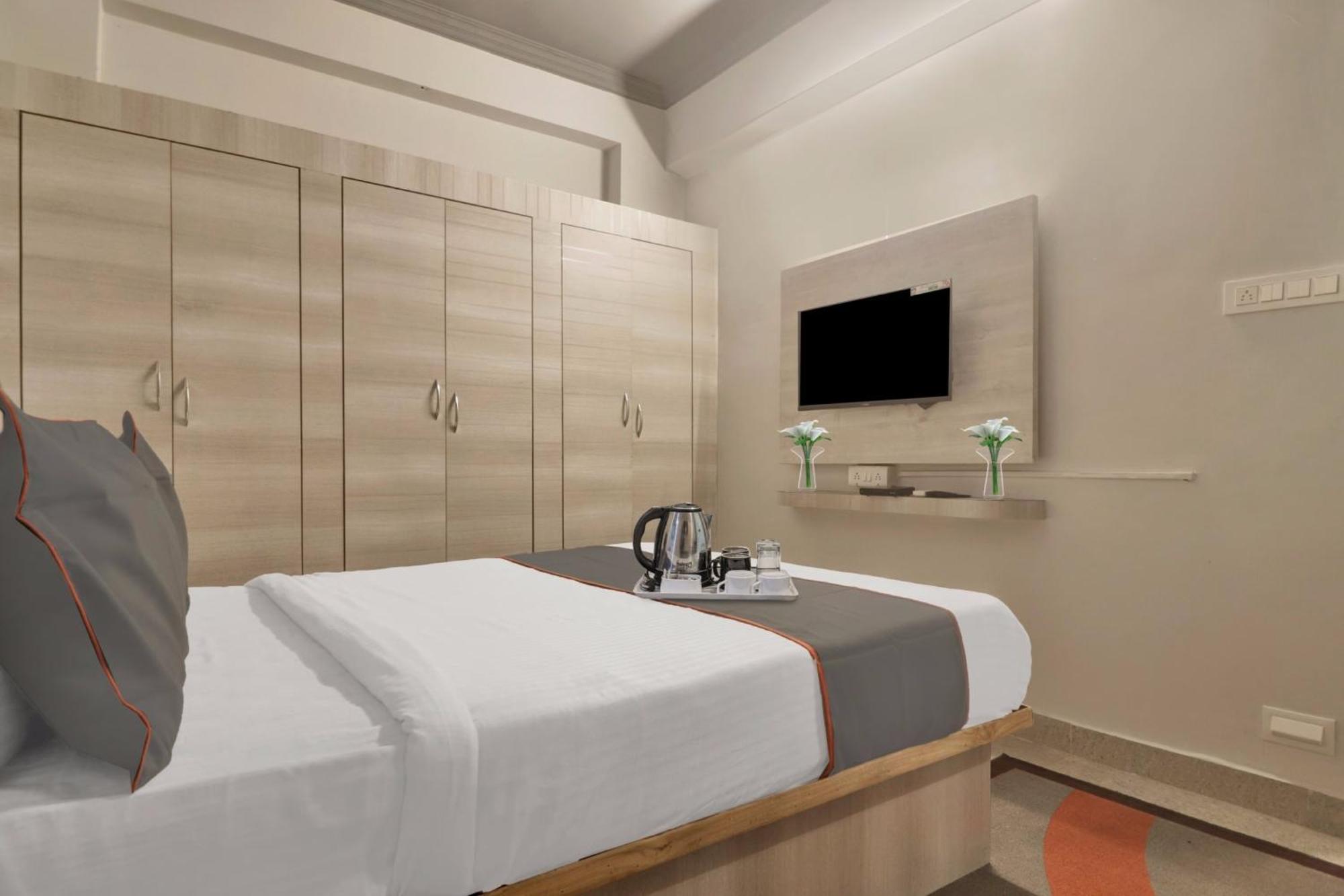 Super Townhouse Rcc Blizz Hotell Kondapur  Exteriör bild