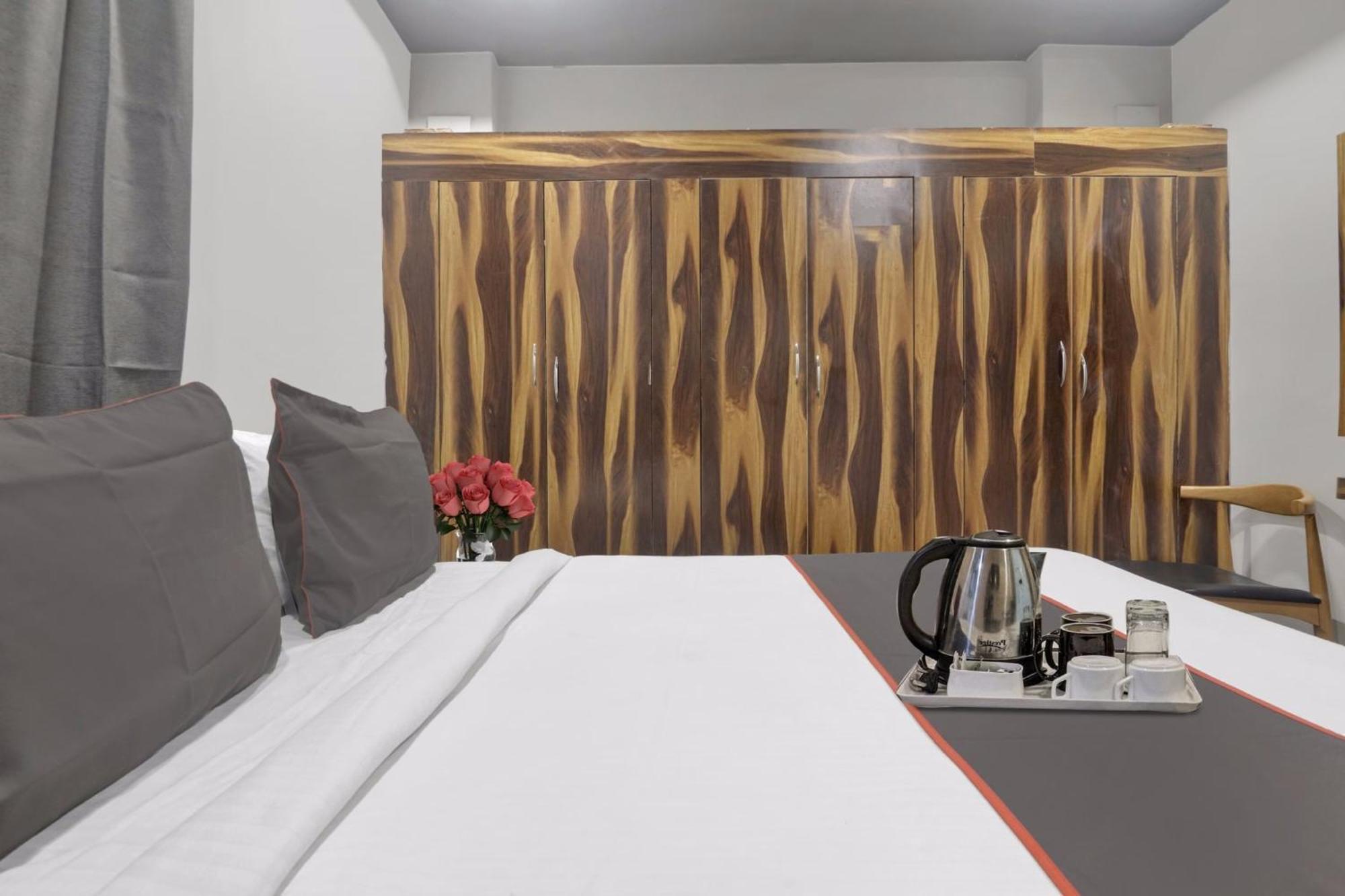 Super Townhouse Rcc Blizz Hotell Kondapur  Exteriör bild