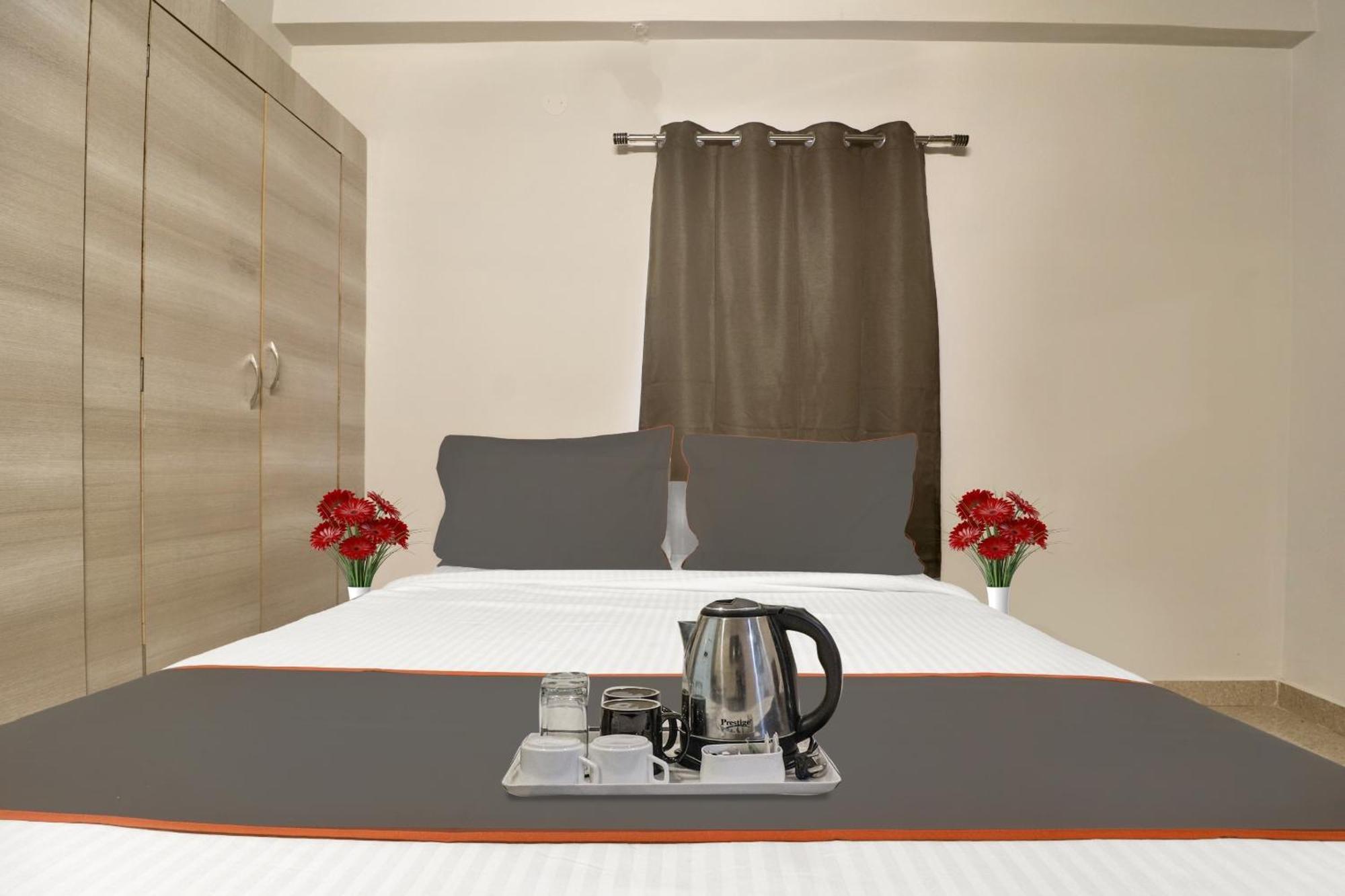 Super Townhouse Rcc Blizz Hotell Kondapur  Exteriör bild