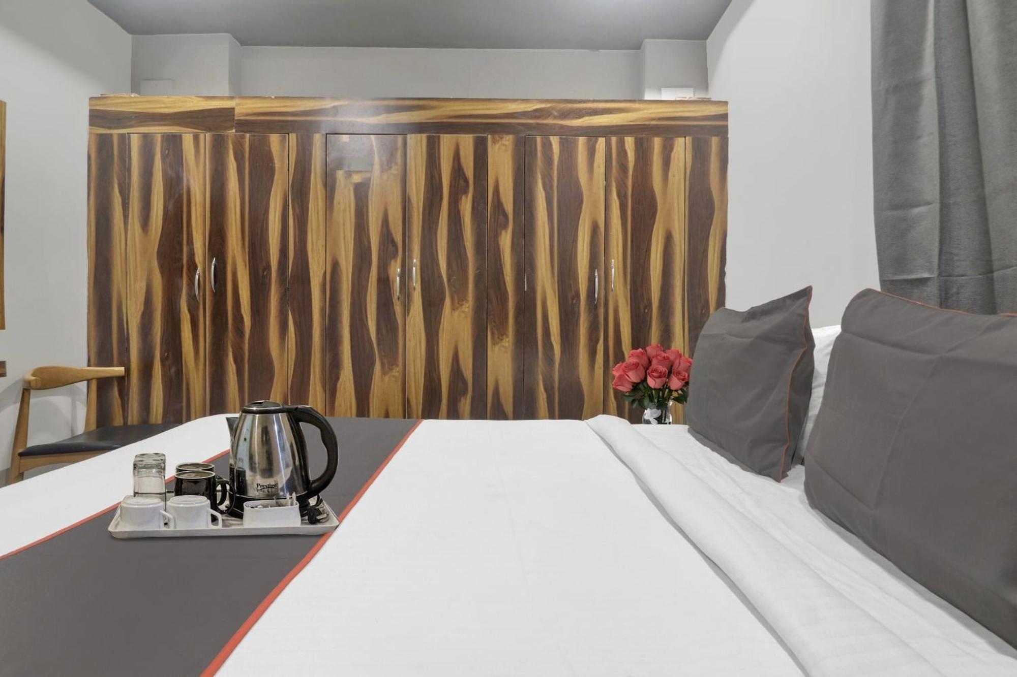 Super Townhouse Rcc Blizz Hotell Kondapur  Exteriör bild